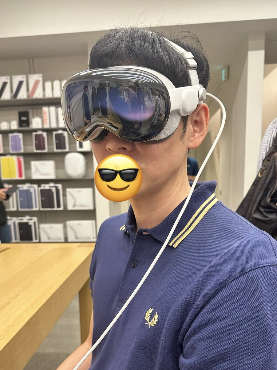 AltConCom's tweet photo. #Apple #Applevisiopro #銀座
アップルストア銀座でAppleVisionProを体験してきた。
空間ビデオのその場にいる感、パノラマ写真の没入感、イマーシブビデオでその世界に入り込む体験は唯一無二ですごいの一言。
というか終始圧倒されたです💦
自分は他社のARグラスで目の焦点が合わずに購入を見送ったのだけど、あらかじめiPhoneで顔をスキャンしてその人の顔の形にあったライトシーリングをつけてくれるので、そういう違和感は全くなし。
値段が値段だけに気軽に買えるものではないけれど、アップルストアの予約で体験自体は無料で出来るので、興味のある方は体験してみるのがほんとオススメです。