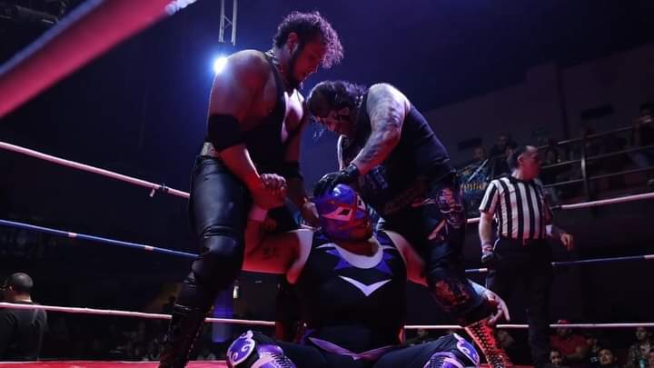 LaTijeraLucha's tweet photo. La lucha súper estelar en la inauguración de la nueva casa de los independientes, #NuevaArenaTheKingPhantom puso en el mismo cuadrilátero a tres dinastías, donde por vía de la descalificación #LosVillanos se imponen a #LosBrazos cuando de forma intempestiva llega #LaMascara... https://t.co/Yg9VnPcDbc