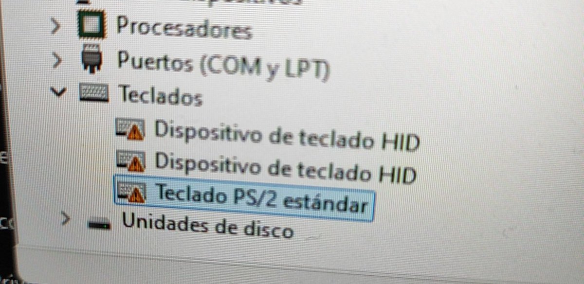Imploro la ayuda del verdadero Twitter:

Me sale esto en los controladores del teclado, le doy a actualizar en los tres y me salen que están los tres actualizados. Y sigue sin funcionar.