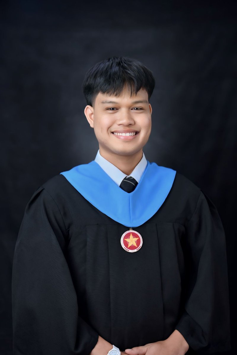 ericksonsangari's tweet photo. ngayon nalang din nakapag tweet hehe #SummaCumLaude https://t.co/BKM96I03qv