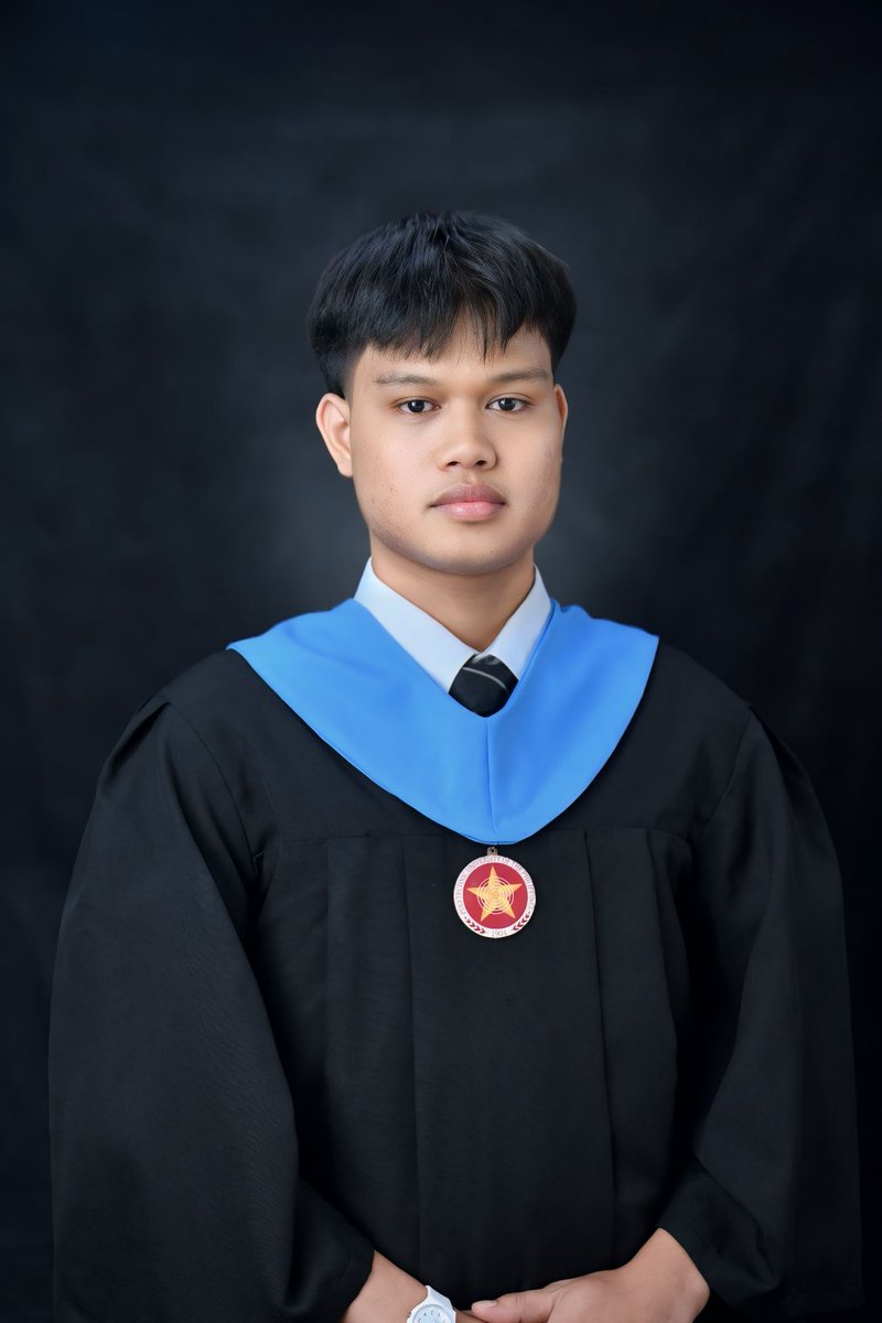 ericksonsangari's tweet photo. ngayon nalang din nakapag tweet hehe #SummaCumLaude https://t.co/BKM96I03qv