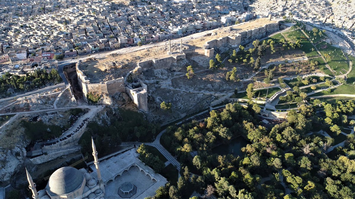 Şanlıurfa Kalesinin Restorasyonu Başladık. 
Halen Arkeolojik kazılarını devam ettirdiğimiz Şanlıurfa Kalemizin Deprem Kaynaklı Hasarlarının Giderilmesine Yönelik Restorasyon İhalesi Kültür ve Turizm Bakanlığımızca  tamamlanmış olup,  yer teslimini de tamamladık.  2025 Yılının