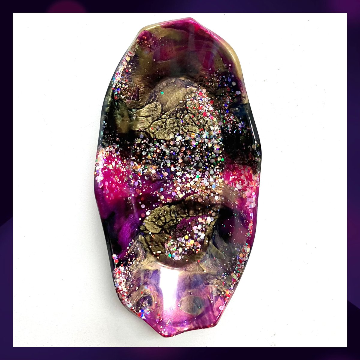 Introducing a brand NEW resin dish, in a stunning purple, gold, black, cerise &amp; glitter design: muresindesigns.etsy.com/listing/180515… #ukgifthour #UKGiftAM #shopindie #smartsocial #CraftBizParty #etsyfinds #giftidea