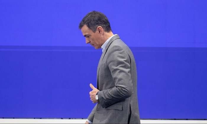 ¿Piensas que Pedro Sánchez se aferra al poder a costa de la democracia?

🔄 SI
❤️ NO