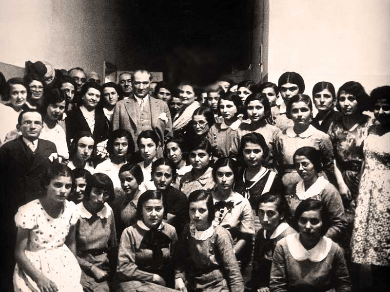 say_cem's tweet photo. Kadınları evlenmede, boşanmada, mülkiyette, mirasta ve mahkemede tanıklıkta erkeklerle eşitleyen, istedikleri mesleği seçme hakkı veren ve çocuk yaşta evliliği yasaklayan Medeni Kanun'un yürürlüğe girişinin 98. yıldönümünü kutladık dün.
Uygarlık öncümüze şükranla. https://t.co/LUamiM7e9P