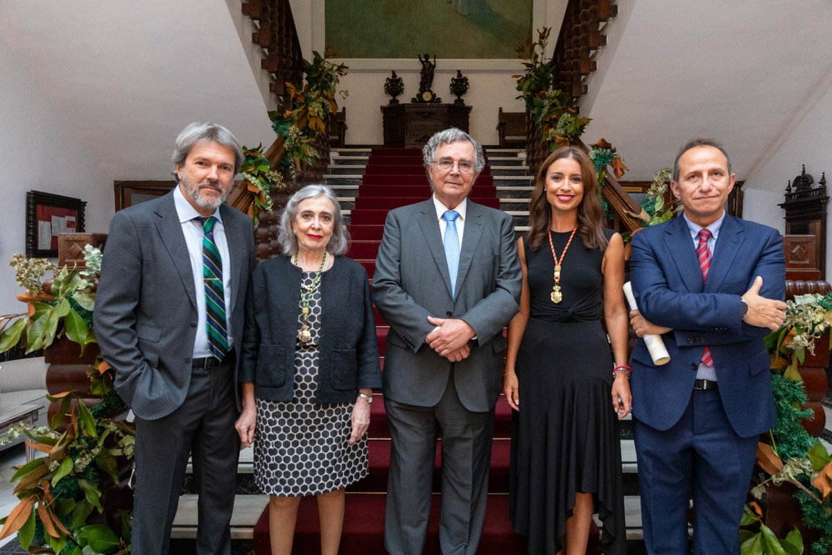 ramonazanon's tweet image. El pasado miércoles tuvo lugar en el @RealCirculoAmis  la apertura del nuevo curso académico de la @realacacordoba donde tuve la oportunidad de recibir el título como nuevo académico. Mi gratitud tanto al cuerpo académico como al presidente saliente y entrante.