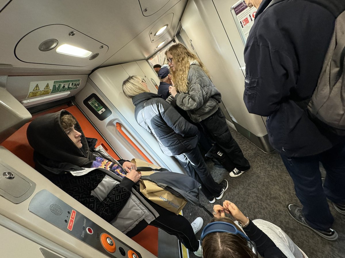 Nigel Clibbens (@nclibbens) on Twitter photo A little more room to stand in the vestibule of this <a href="/EastMidRailway/">East Midlands Railway (EMR)</a> to London. Full and standing straight away from Sheffield its starting point. A little more room to stand in the vestibule of this <a href="/EastMidRailway/">East Midlands Railway (EMR)</a> to London. Full and standing straight away from Sheffield its starting point.