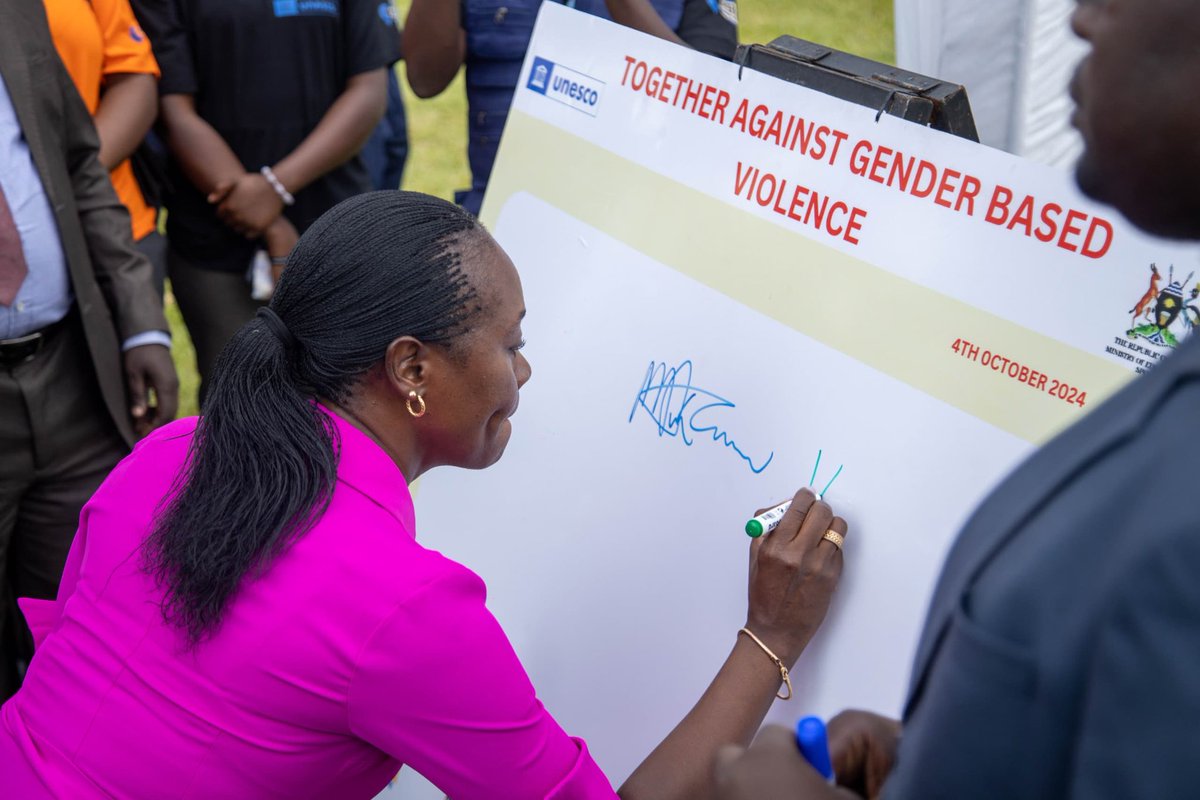 safercampusesUg's tweet image. #safercampusescampaign #BreakingtheSilence #UNESCOROSA #yptcampaign @yptcampaign 
The DOS @makerere representing the VC signed off thus launching the safer campuses campaign Uganda.