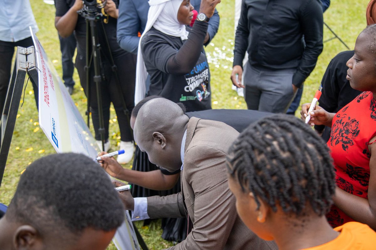 safercampusesUg's tweet image. #safercampusescampaign #BreakingtheSilence #UNESCOROSA #yptcampaign @yptcampaign 
The DOS @makerere representing the VC signed off thus launching the safer campuses campaign Uganda.
