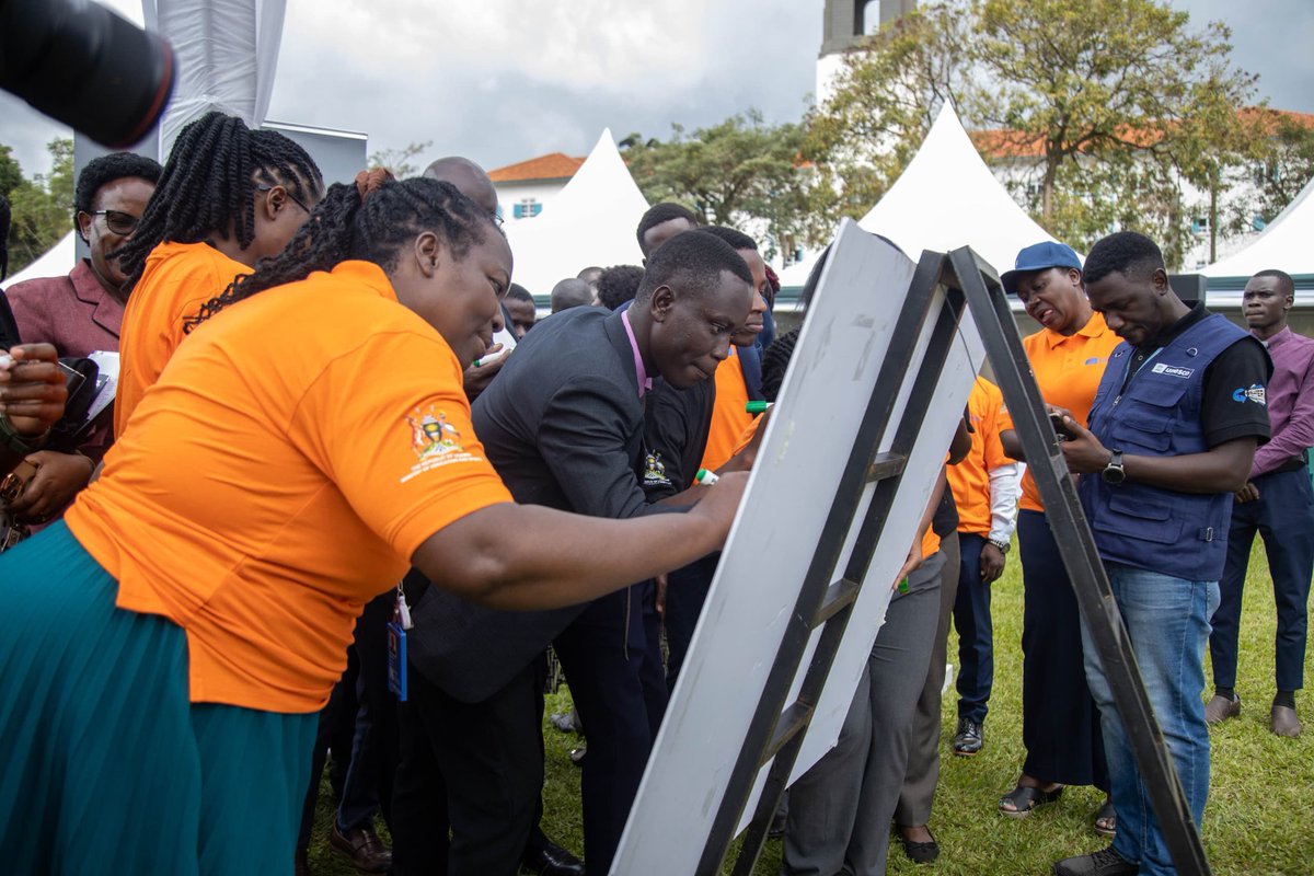 safercampusesUg's tweet image. #safercampusescampaign #BreakingtheSilence #UNESCOROSA #yptcampaign @yptcampaign 
The DOS @makerere representing the VC signed off thus launching the safer campuses campaign Uganda.