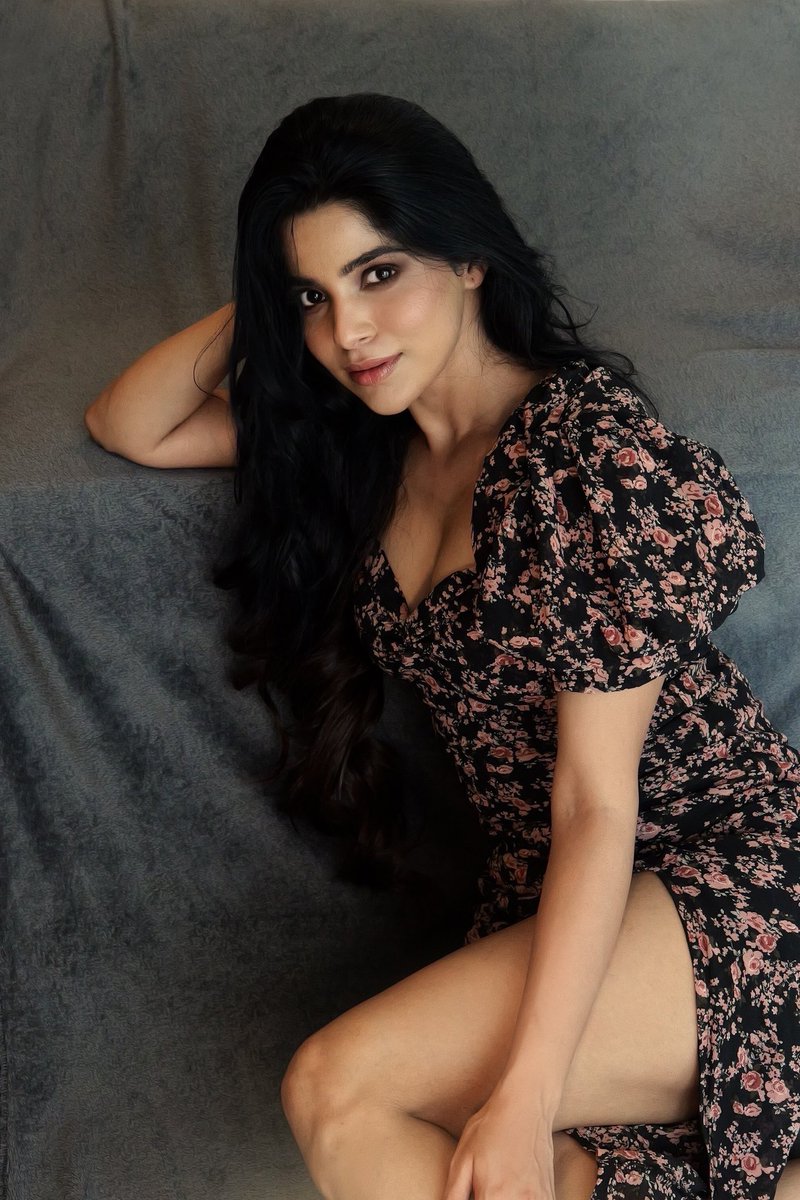Yuvraaj (@proyuvraaj) on Twitter photo What a stunner! #DivyaBharathi looks absolutely ravishing in these latest set of pictures from her most recent photoshoot!
<a href="/divyabarti2801/">Divyabharathi</a> <a href="/UVCommunication/">UV Communications</a> What a stunner! #DivyaBharathi looks absolutely ravishing in these latest set of pictures from her most recent photoshoot!
<a href="/divyabarti2801/">Divyabharathi</a> <a href="/UVCommunication/">UV Communications</a>