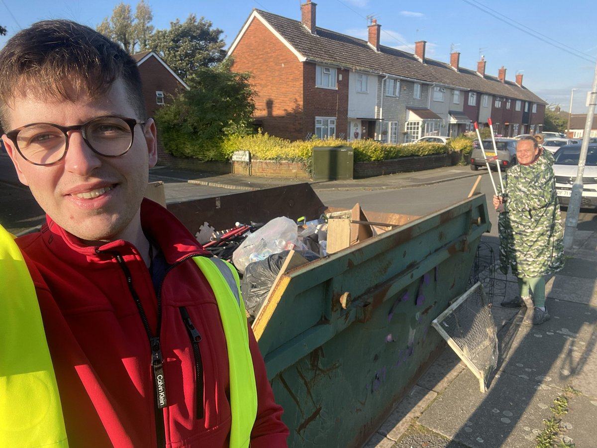 harrydoyle96's tweet photo. Lovely to see residents coming together for a successful community clean up and skip day this morning in Dovecot!
3 skips out this morning and 2 are already full.
Yes, Local Government is all about selfies with skips 🚮
#MakeDovecotCleanAgain #KeepLiverpoolTidy https://t.co/3gsmauwddb
