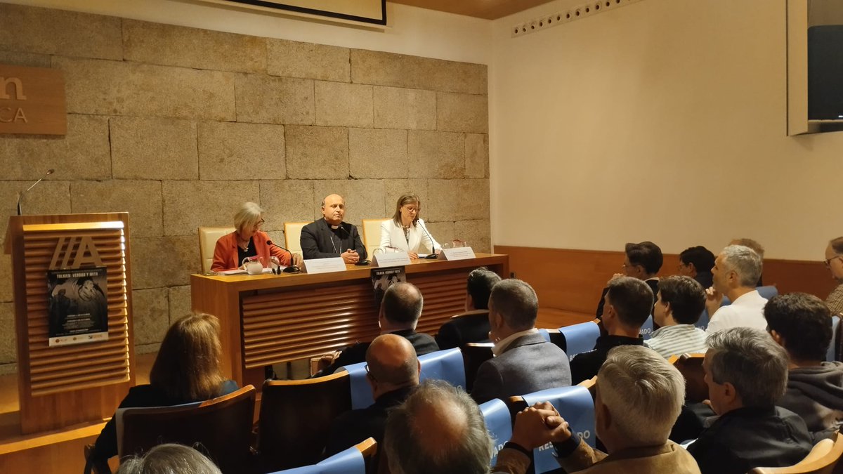 acdp_es's tweet image. 🔴Os dejamos algunas fotografías de la primera sesión de las #JCVP de Santiago con la participación de @EGMaiquez y la apertura de las Jornadas con la presencia del arzobispo de @DioceseSantiago, monseñor Francisco José Prieto Fernández.