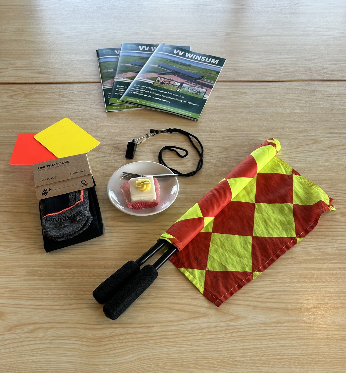 Van 5 t/m 13 oktober is het de 𝗪𝗲𝗲𝗸 𝘃𝗮𝗻 𝗱𝗲 𝗦𝗰𝗵𝗲𝗶𝗱𝘀𝗿𝗲𝗰𝗵𝘁𝗲𝗿! 🙏

Bij vv Winsum zetten we de (assistent-)scheidsrechters ook in het zonnetje! Zonder scheidsrechters, geen wedstrijden! 💚🤍🖤

#scheidsbedankt #vierhetvoetbal #vvwinsum