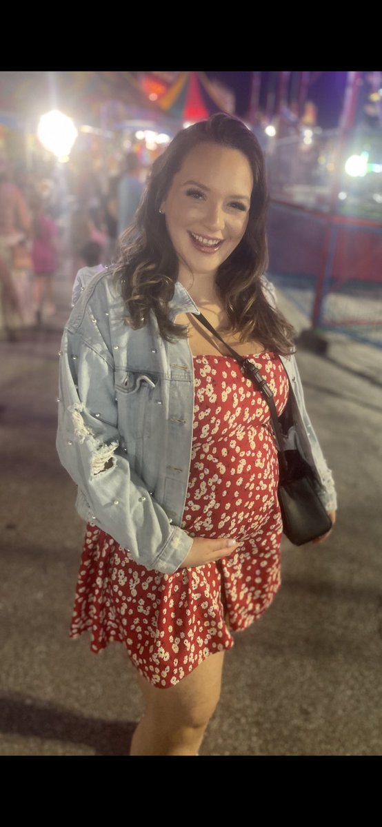RebeccaDaPron's tweet photo. Meagan looks so cute pregnant!I’m so excited for her and of course me too! #december https://t.co/0iqBgwXbPd