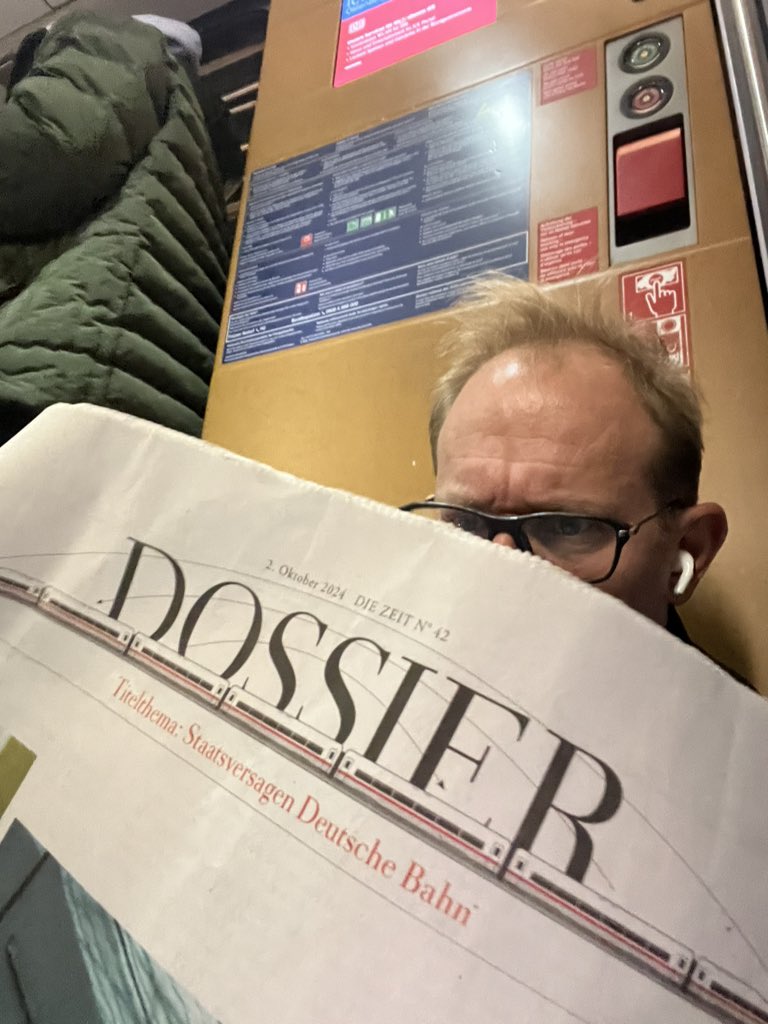 Zumindest habe ich die passende Lektüre dabei #DeutscheBahn #Staatsversagen <a href="/DIEZEIT/">DIE ZEIT</a>