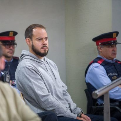 Accountable2019's tweet photo. Se acumulan las pruebas de crímenes del rey (ocultadas medio siglo por los medios y partidos) pero Pablo Hasél lleva 1.326 días secuestrado por denunciarlos -y otros montajes contra él-. https://t.co/u6pnSHUi1z