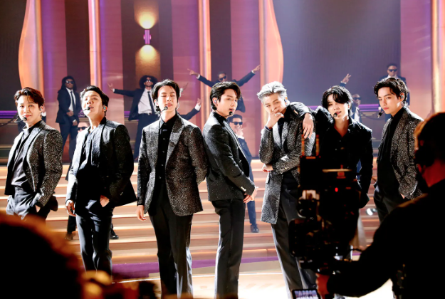 AboutMusicYT's tweet photo. BTS are the first kpop group that performed at the Grammys. https://t.co/WlL4QUt66J