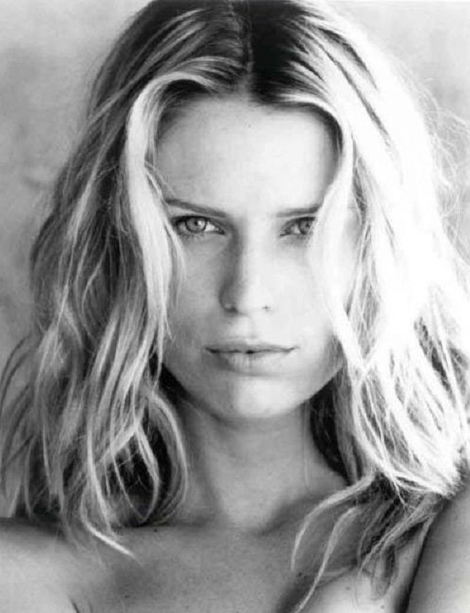 A veces no decimos las cosas,
porque no sabemos decirlas,
otras veces las callamos,
por no hacer sangrar la herida.
A veces guardamos silencio
porque nadie logra entendernos,
otras veces callamos,
porque algunos no merecen saberlo.🦋💙
Fernando García.