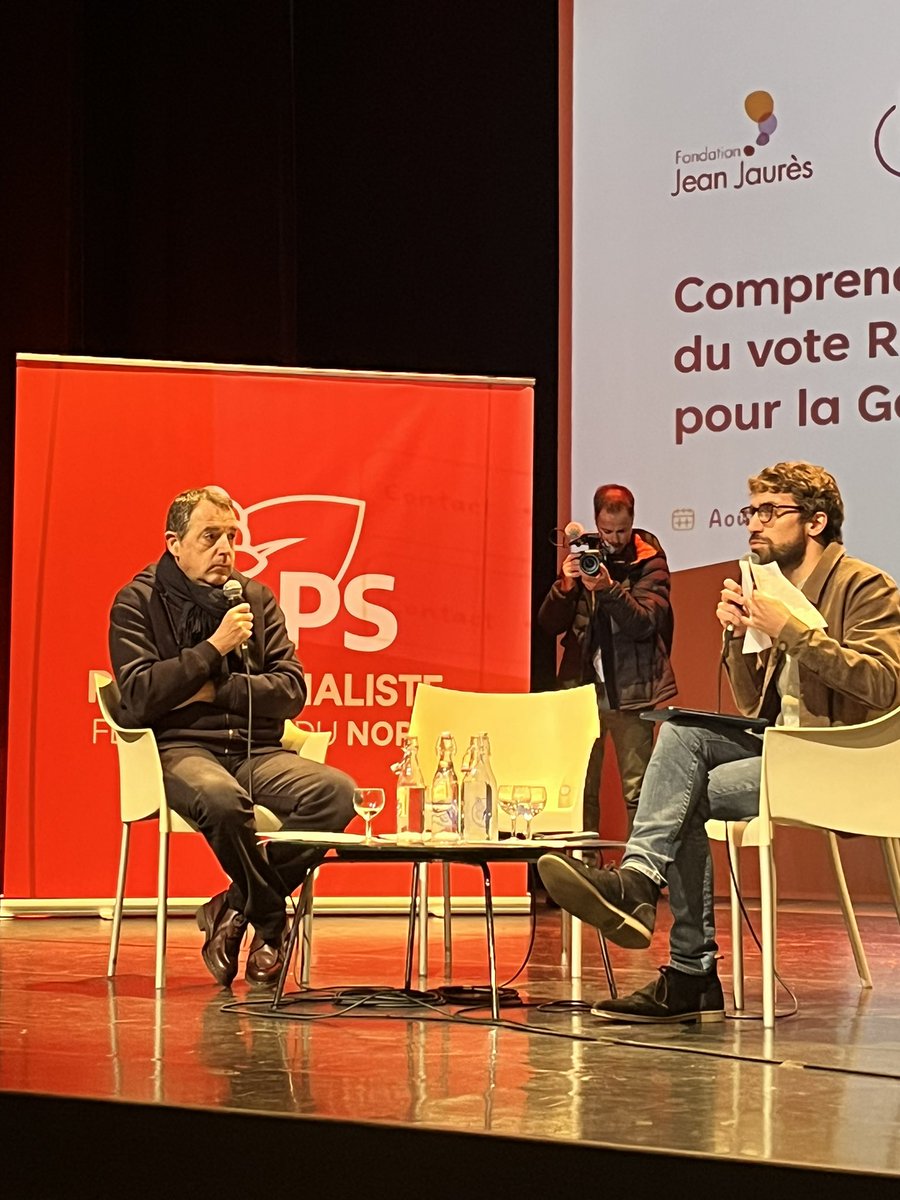 BaptisteMenard's tweet photo. 📚🌹 Université de rentrée du #PS59. Table ronde pour comprendre les raisons du vote RN avec Jérôme Fourquet &amp; @Jeremie_Peltier de la Fondation @j_jaures ! ❌ Se résigner : jamais | ✊🏿 Se battre, pour convaincre : toujours ! @Sarah_Kerrich #Nord https://t.co/IkTedoMMmN