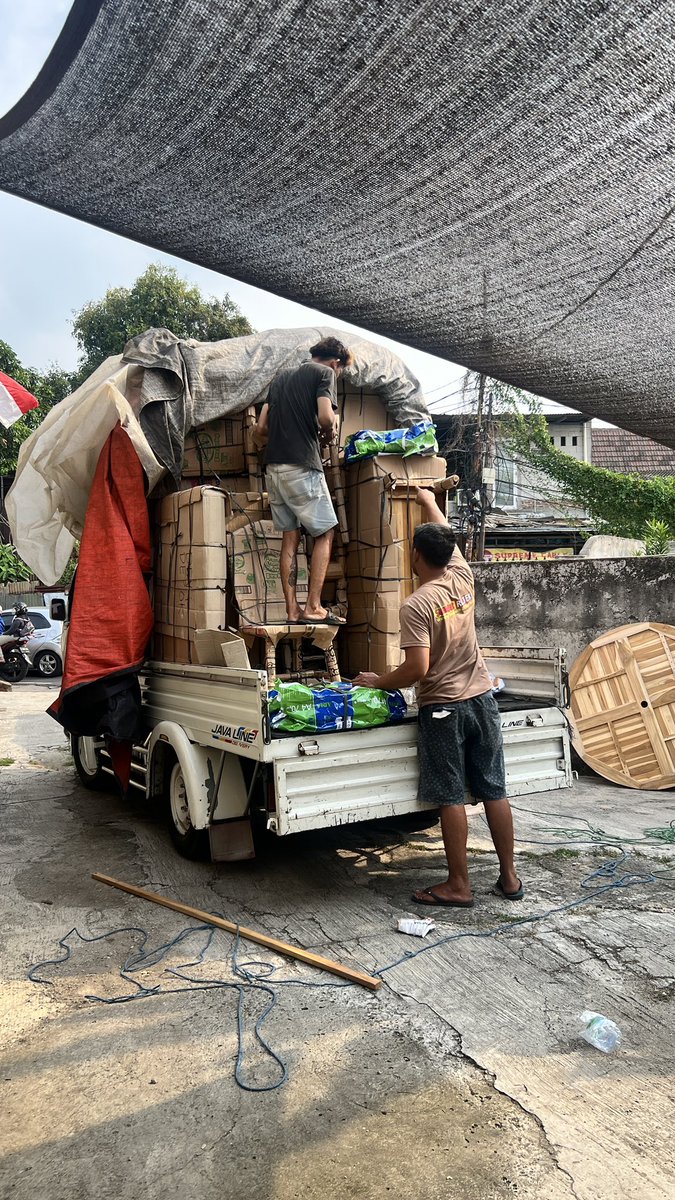 _Taula_'s tweet image. Pengen furniture awet. Soalnya mau beli yang merek inf***** kok jatuhnya mahal banget. Nemu di shopee dan ada akun IGnya. Admin juga update perkembangan PO furniture karena dibuat by request. 

Kali kedua pesan perabotan dari jepara.

Puas. Mantab.