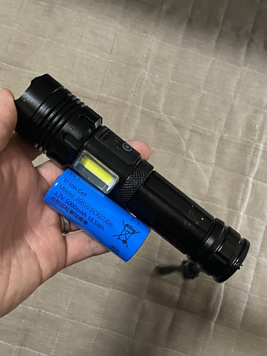 90%オフで3000円弱になっていた10000ルーメン あるという明らかに色々と嘘だろというスペックのハンドライト買ってみたけどまあ普通に使えそうな明るさで良かった。先週の現場で落としてしまった+壊れてしまったので慌てて注文した。