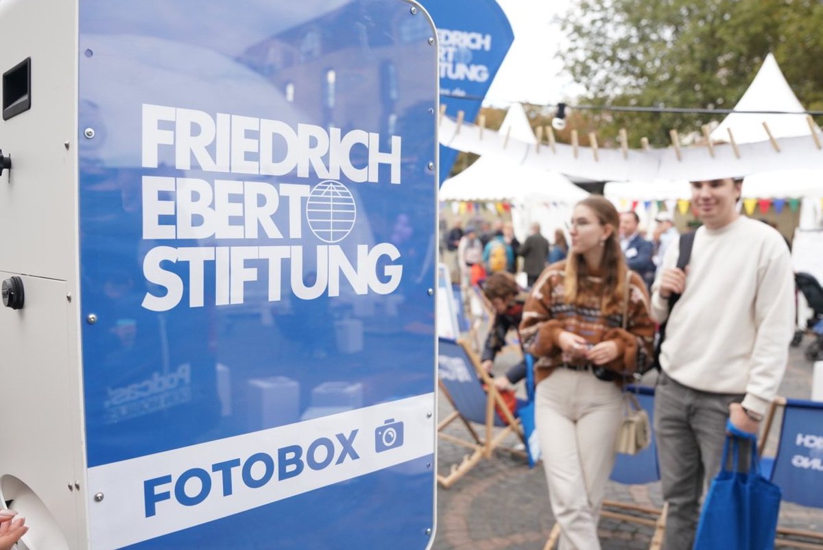 Los geht's mit Tag drei des <a href="/bfuturefestival/">b° future</a> in Bonn. Kommt gerne ins Zelt der <a href="/FESonline/">Friedrich-Ebert-Stiftung</a> auf dem Münsterplatz oder verfolgt unser Programm im Liveblog unter fes.de/journalistenak…. 📸 FES / Deniz San
