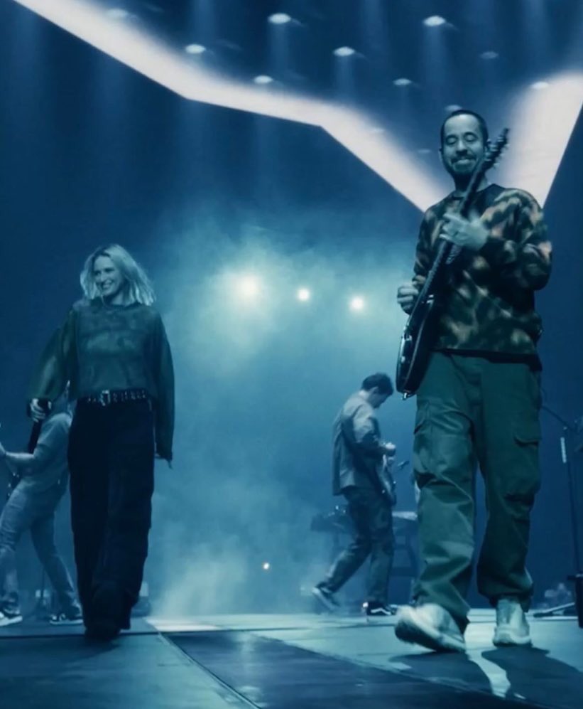 BroodingAnanas's tweet photo. it’s been a month since Linkin Park came back into our lives🥲 first time hearing new song, seeing the band on stage, getting new album release date, and all the announcements, and the live shows…

and it’s just the beginning.

“it’s good to see you again.”💖 https://t.co/WJ6dVYw2vz