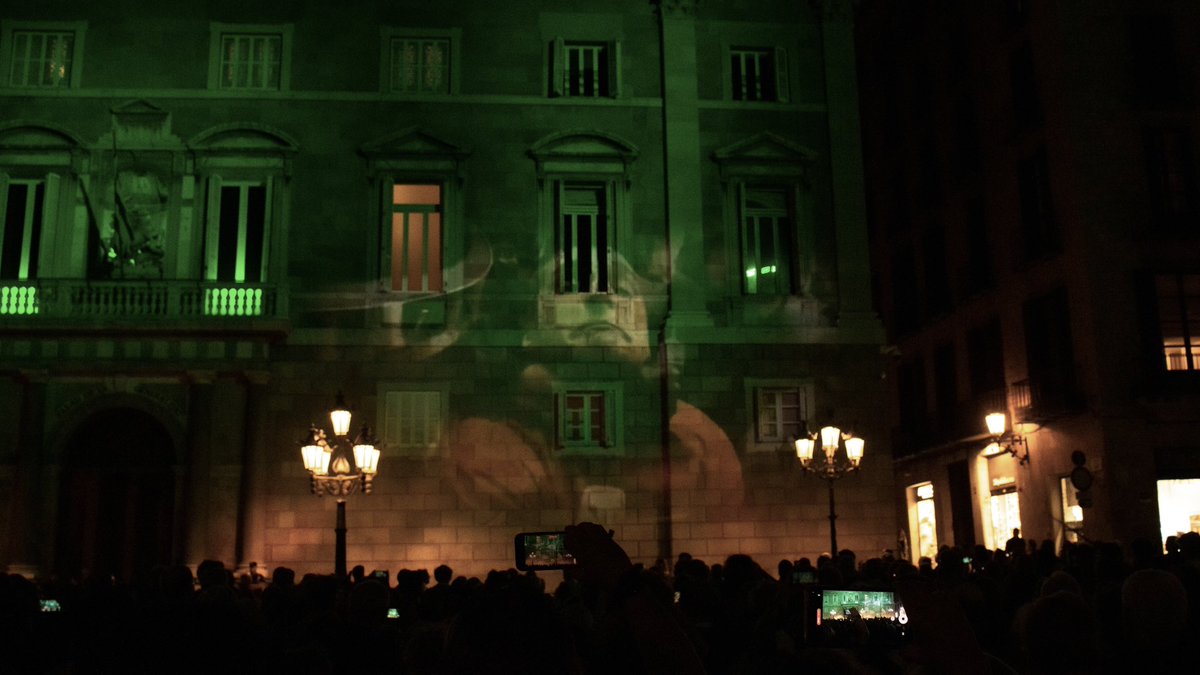 📸 Concentració de l’Assemblea Nacional Catalana, juntament amb els CDR, a la plaça Sant Jaume per reivindicar els fets de l’1 d’octubre del 2017 i exigir la unitat entre els partits independentistes.