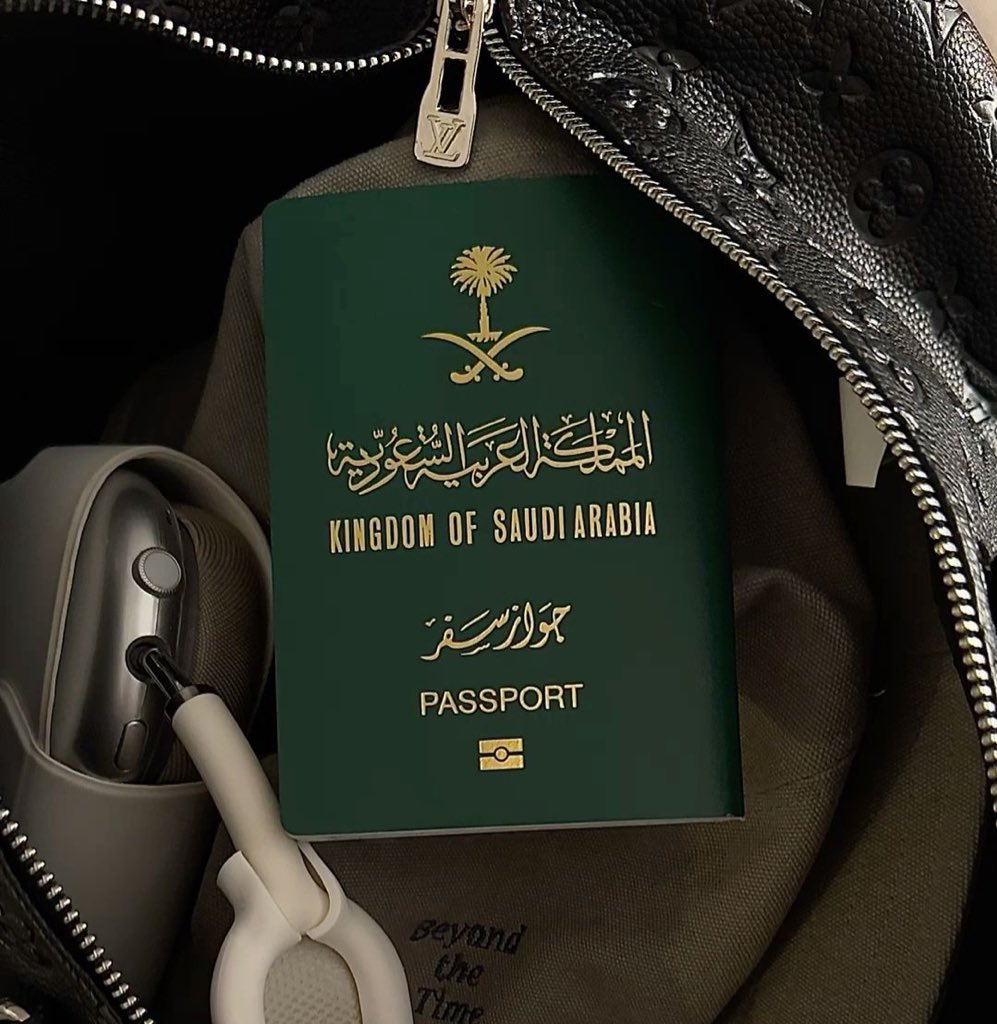 iSAUDI_FALCONS's tweet photo. ��امل هذا الجواز ؛ 🇸🇦

• محمي في بلاده وخارجها 
• يعمل ويدرس من منزله
• تتحرك الطائرات لإجلائه مجانا
• تدافع الجيوش عن حدوده 
• تتحرك الطواقم لمعالجته مجاناً
• تقدم له الرعايه في كل بلد

اللهم احفظ بلادنا واحفظ ولاة امرنا واجزهم عنا خير الجزاء 🇸🇦🦅

#الصقور_الرقمية_السعودية https://t.co/rpmyTbTxhX