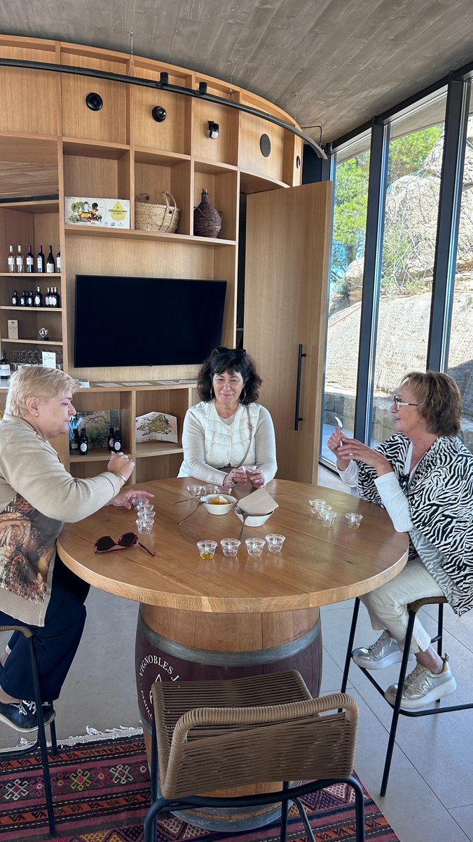 Aquest matí, els acompanyants, , han gaudit d’una experiència excepcional durant la Visita a la Finca Cuadrat Valley. La visita guiada ha acabat amb un maridatge d’olis de primera qualitat. 

#XXJornadesdEstudiCatalanobalears
