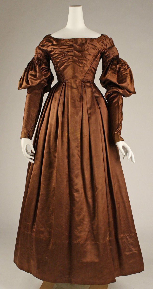 SilkDamask's tweet photo. The movement of light & shadow across this #copper #silk dress must have been lovely. To get such animation from silk #sleeves never ceases to impress me. American, c. 1825 #statementsleeves @metmuseum https://t.co/JTltqooN1j https://t.co/wFjPl27T38