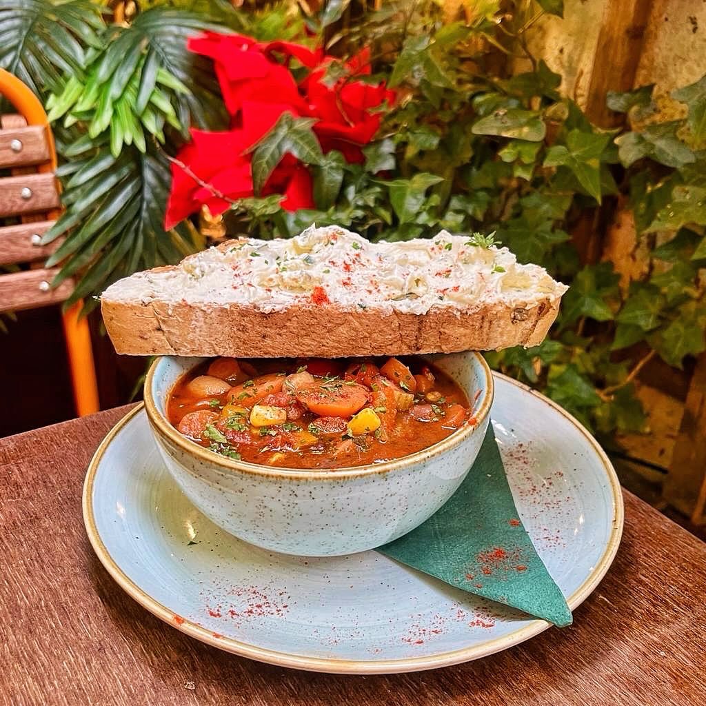 courtyardbath's tweet photo. Our hearty mixed bean & veggie chilli bowl is on the lunch specials board this weekend! πΆοΈ
Itβs got a little kick, well balanced by the cream cheese toast, perfect for dunking. Served from 11.30am βtil 4pm daily ππ₯°
#veggiechilli #beanchilli #autumninbath https://t.co/43Y8bA6ozu