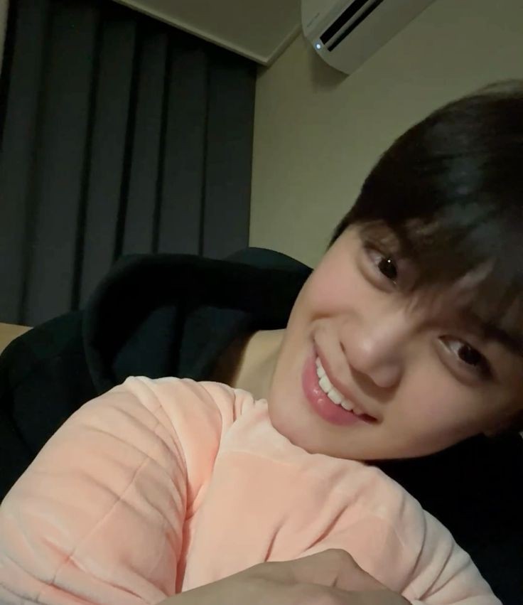 KGVFEED's tweet photo. whatever you say gyuvin https://t.co/srZbGuNUcY
