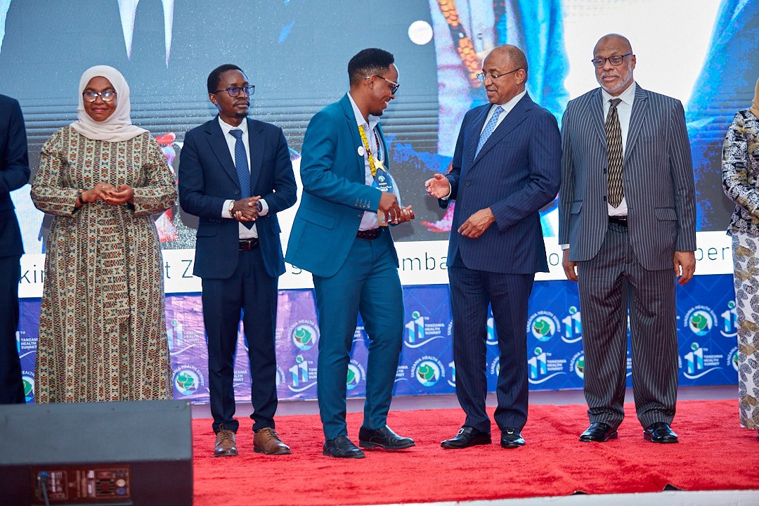 EdwinshewiyoTz's tweet photo. I was humbled to receive the award of the best young male investigator at the @TzHealthSummit from the Honorable President of Zanzibar @DrHmwinyi. This is a testament to the collective efforts of my mentors and peers and I receive this on behalf of them with greatest gratitude. https://t.co/nlCt21jRQX