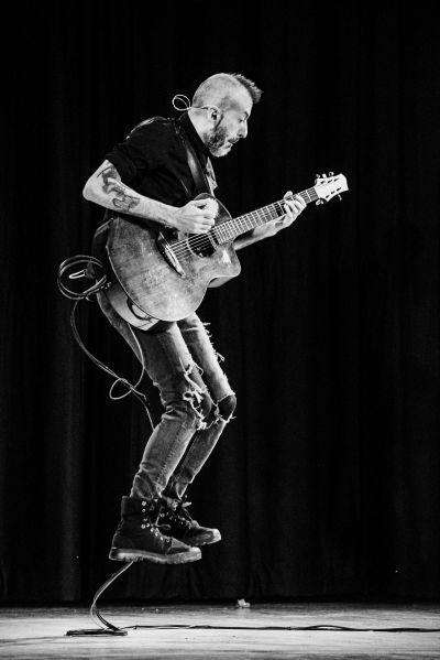 Hamish_Currie's tweet photo. Two weeks today: the most incredible Jon Gomm in Berkhamsted. Still a couple of dozen tickets remaining so hurry on over to https://t.co/UXTNlxPUWb for more details, some videos and, of course, to get your tickets :-)
@jongomm @TheVyneTheatre #berkhamsted #music #bcfrm https://t.co/ApLaX40FUE