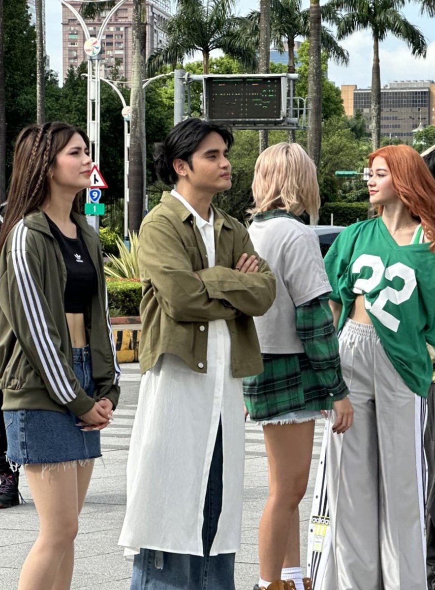 Pluillema_18's tweet photo. Sino po yung black hair? Ano po pangalan niya? Ang ganda ganda naman🤭

@SB19Official #SB19
@G22Official #G22 https://t.co/003xpCk8qJ
