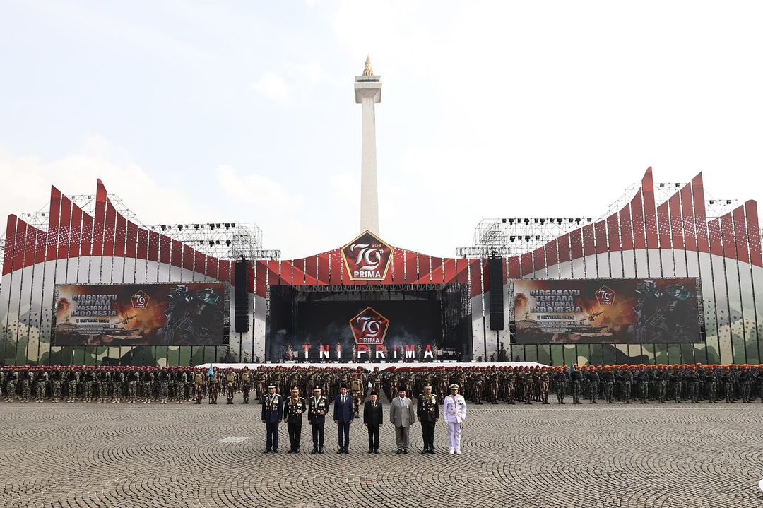 prabowo's tweet photo. Dirgahayu Tentara Nasional Indonesia ke-79 tahun. Selalu membela rakyat dan mempertahankan Negara Republik Indonesia. https://t.co/wcn2gynzAh