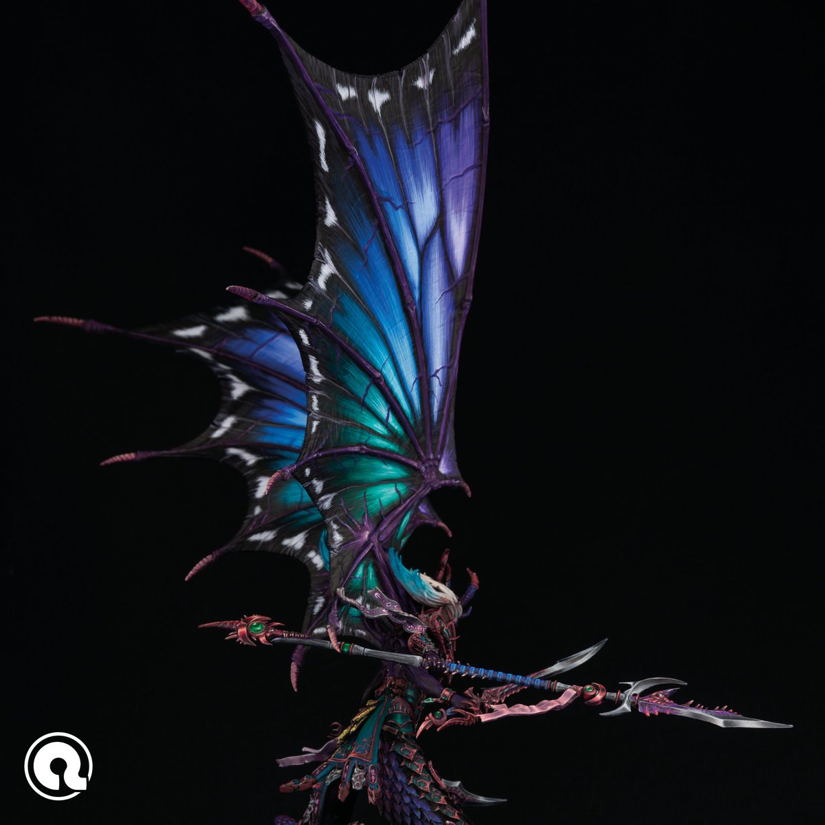 There he is!
In full finished glory.
What a beast of a project.

Hope you like the wings hehe 🦋🦋🦋
First time painting stuff in secrecy like that 😁

#fulgrimtransfigured #warhammer #WarhammerCommunity #goldendemon