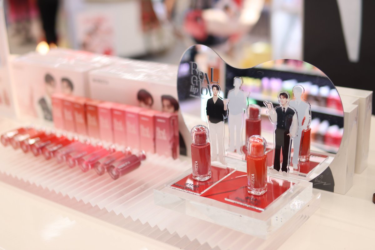 PKrittanun_OFC's tweet image. ชวนมาเพิ่มความโกลว์ โชว์ความฉ่ำ ที่บูธกิจกรรม Real Glow Lip ลิปทิ้นท์เนื้อโกลว์ตัวใหม่จาก #Merrezca มาค้น หาลิปสีที่ใช่ ที่มีให้ถึงเลือก 12 เฉดสี บำรุงริมฝีปากสดใส ชุ่มชื้น ตลอดวัน พร้อมกิจกรรมให้ร่วมสนุก!

หมุนวงล้อลุ้นรับ Polaroid #MeenPing และของรางวัล อื่นๆมากมาย

-