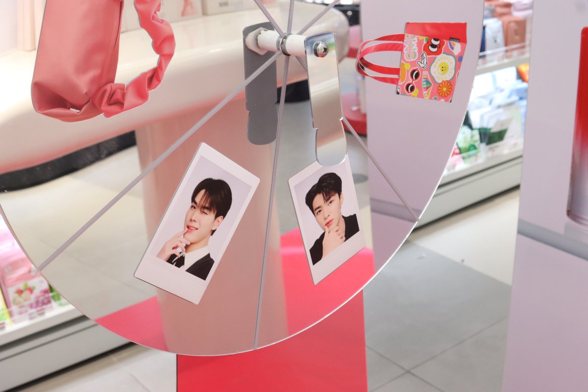 PKrittanun_OFC's tweet image. ชวนมาเพิ่มความโกลว์ โชว์ความฉ่ำ ที่บูธกิจกรรม Real Glow Lip ลิปทิ้นท์เนื้อโกลว์ตัวใหม่จาก #Merrezca มาค้น หาลิปสีที่ใช่ ที่มีให้ถึงเลือก 12 เฉดสี บำรุงริมฝีปากสดใส ชุ่มชื้น ตลอดวัน พร้อมกิจกรรมให้ร่วมสนุก!

หมุนวงล้อลุ้นรับ Polaroid #MeenPing และของรางวัล อื่นๆมากมาย

-