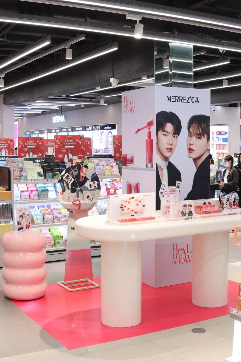 PKrittanun_OFC's tweet image. ชวนมาเพิ่มความโกลว์ โชว์ความฉ่ำ ที่บูธกิจกรรม Real Glow Lip ลิปทิ้นท์เนื้อโกลว์ตัวใหม่จาก #Merrezca มาค้น หาลิปสีที่ใช่ ที่มีให้ถึงเลือก 12 เฉดสี บำรุงริมฝีปากสดใส ชุ่มชื้น ตลอดวัน พร้อมกิจกรรมให้ร่วมสนุก!

หมุนวงล้อลุ้นรับ Polaroid #MeenPing และของรางวัล อื่นๆมากมาย

-