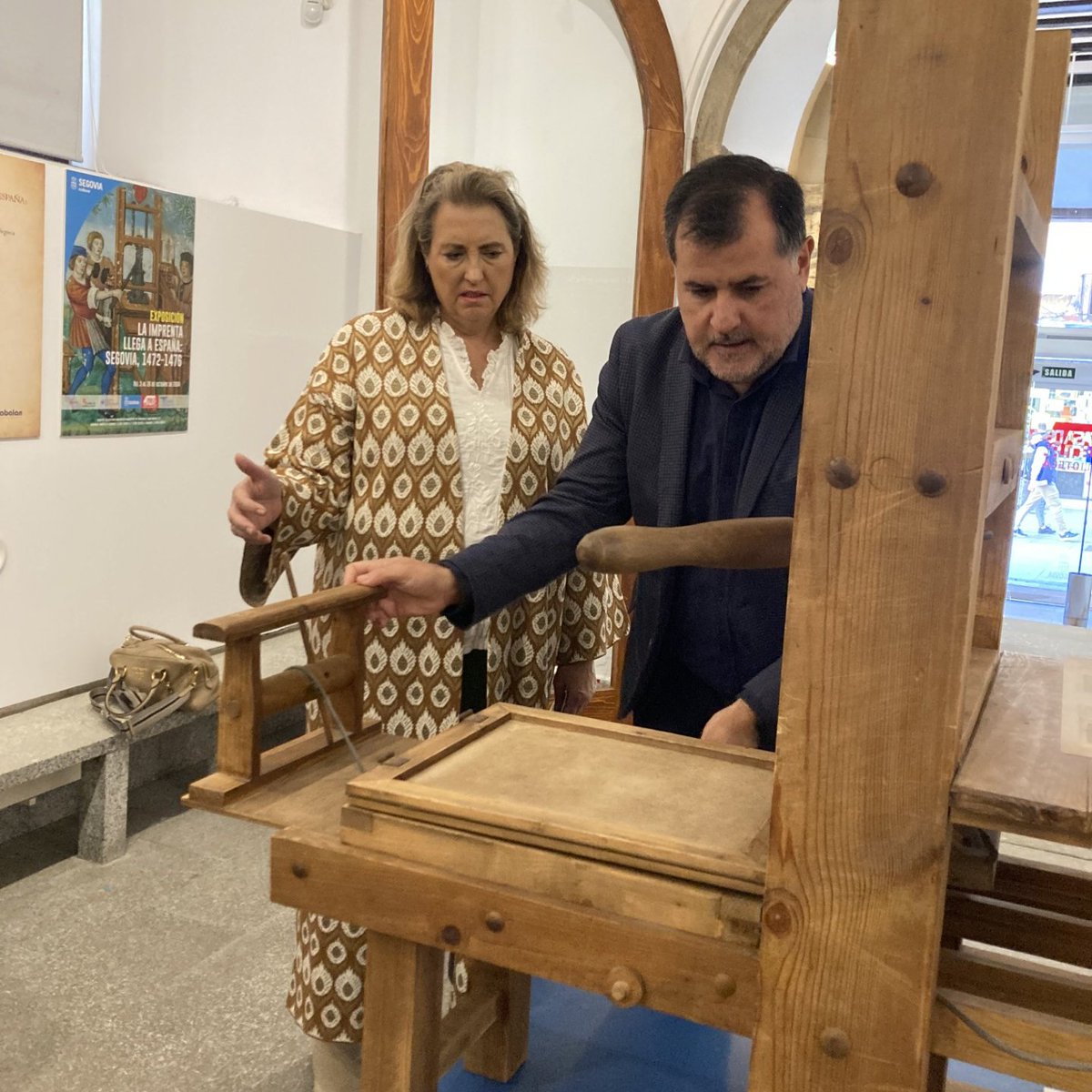 💁Miércoles, 9 de octubre a las 18:00 h.

#Visitaguiada a la #exposición “La imprenta llega a España: Segovia, 1472-1476” por el comisario de la exposición Fermín de los Reyes, profesor titular de la Universidad Complutense de Madrid.

📌Aforo limitado. Inscripción 921 15 16 72