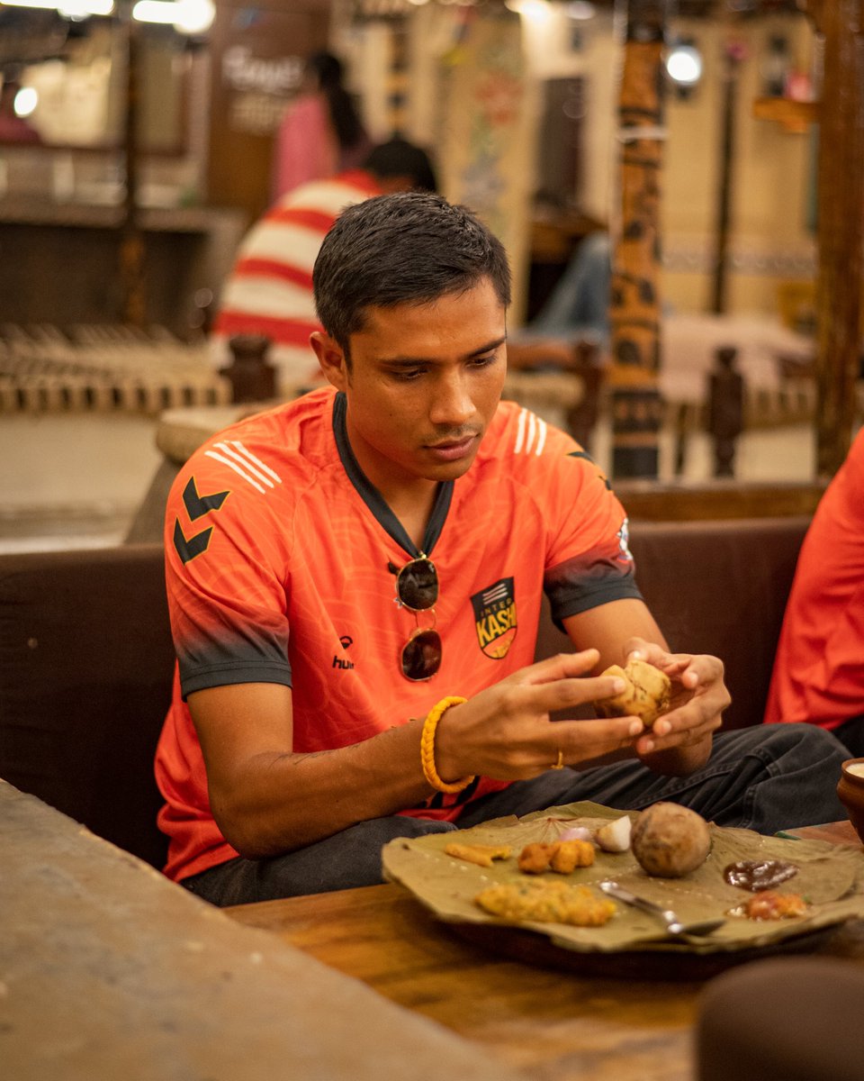 InterKashi's tweet photo. The squad enjoying some authentic Baati Chokha! 🧡⚽️
#TeamMeals #Kashi #HarHarKashi #IndianFootball #ileague #ArindamBhattacharya #JoniKauko #SumeetPassi https://t.co/8LBIfqtAwm