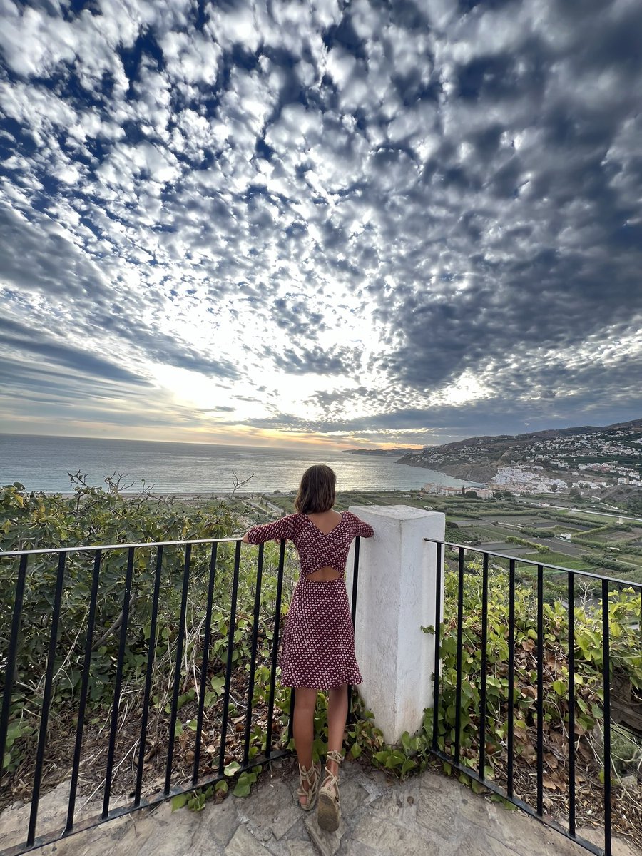 ¿Puede tener más encanto el centro histórico de Salobreña? Con sus blancas con buganvillas y macetas de colores, la iglesia con su preciosa puerta árabe, un gran número de balcones-miradores con vistas al mar…😍
¡Lo tiene todo!
#ViveSalobreña
<a href="/aytosalobrena/">Ayuntamiento de Salobreña</a>