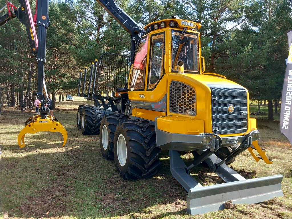 naturalezacyl's tweet photo. Hoy visitamos la feria forestal #Cabforest en Cabrejas del Pinar #Soria en Tierra de Pinares, autocargadores, procesadores, astilladoras, charlas, demostraciones  y con la presencia del #INFOCAL de @jcyl https://t.co/066L8cLyXx