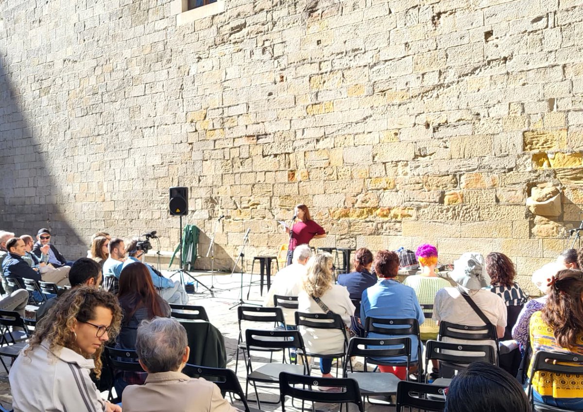 Avui som a Lo Crit, Fira del Llibre Crític de Ponent, perquè les biblioteques hi som per donar veu i obrir mirades. Gràcies a <a href="/bibliotequescat/">Biblioteques</a> per donar-nos l'oportunitat de conèixer la fira i de comprar-hi llibres i als organitzadors de @locritponent per acollir-nos #biblioteva