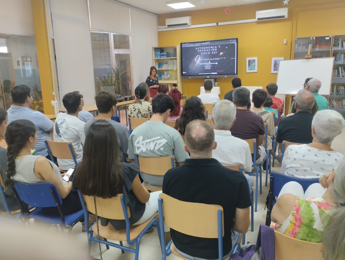 Semana del espacio en ⁦<a href="/iesitaca/">IES Ítaca</a>⁩ con ⁦<a href="/astromares/">Astromares</a>⁩ hablando de cómo saber si hemos encontrado micrometeoritos.