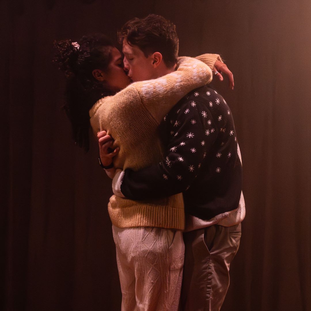 🎭 REVIEW 🎭 ⭐️⭐️⭐️⭐️ 🎭

FOREVERLAND at Southwark Playhouse Borough

📖 thespyinthestalls.com/2024/10/foreve…

“a gorgeously heartfelt and intimate story”

#RecommendedShow #Foreverland

📷 <a href="/charlie_lyne/">Charlie Lyne</a>