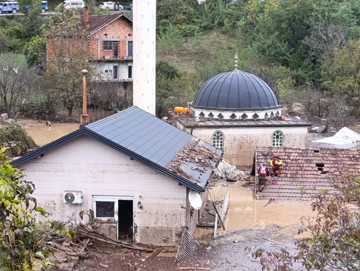 Mahmutcevik06's tweet photo. Geçmiş olsun Bosna. 10 yıl önce  Saraybosna, Tuzla, Zenitsa-Doboy ve Maglaj, 10 yıl sonra bugün Jablanica, Konjic, Fojnica ve Kresevo sele teslim. TİKA olarak dün olduğu gibi bugün de Boşnak kardeşlerimizin yanındayız. Vefat edenlere rahmet, kalanlara acil şifalar diliyorum. https://t.co/E8jcbNMzH8